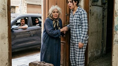 أرملة تُنقذ رجلًا وابنته من المطر وفي الصباح يحدث ما لم يخطر ببالها!