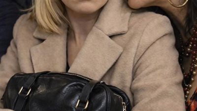 زوجي وأنا كنا نسافر بالقطار عندما جلست امرأة ترتدي ملابس زاهية وملونة بجانبي، ونظرت إلى زوجي النائم وهمست بصوت خافت: